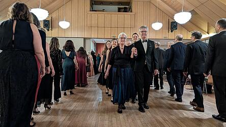 Orchesterball 2026: Die von Elvira Frauendienst und ihrem Mann angef&uuml;hrte Polonaise.