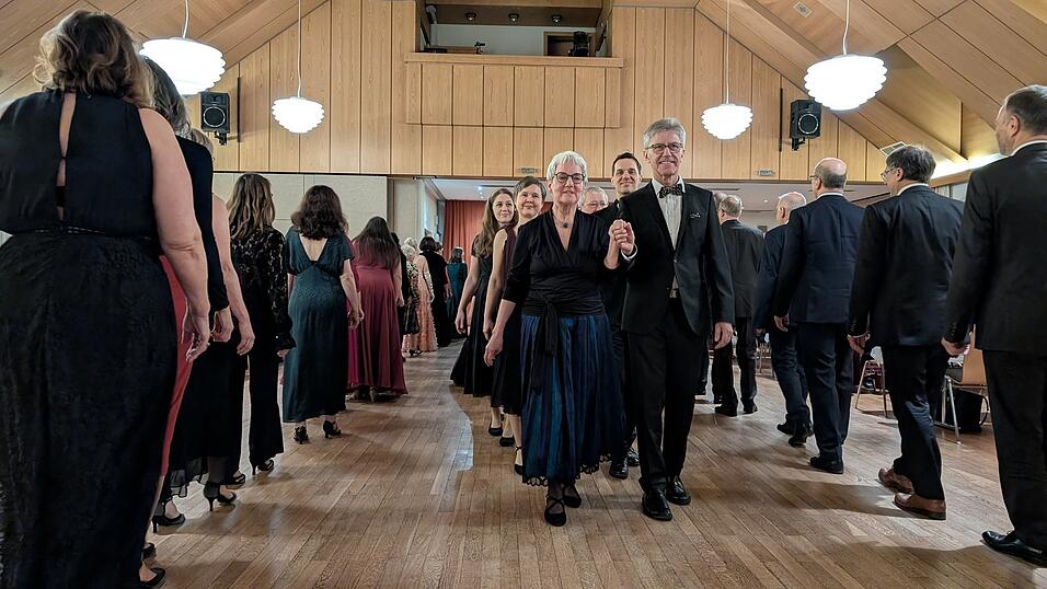 Orchesterball 2026: Die von Elvira Frauendienst und ihrem Mann angef&uuml;hrte Polonaise.