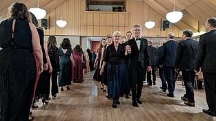 Orchesterball 2026: Die von Elvira Frauendienst und ihrem Mann angef&uuml;hrte Polonaise.