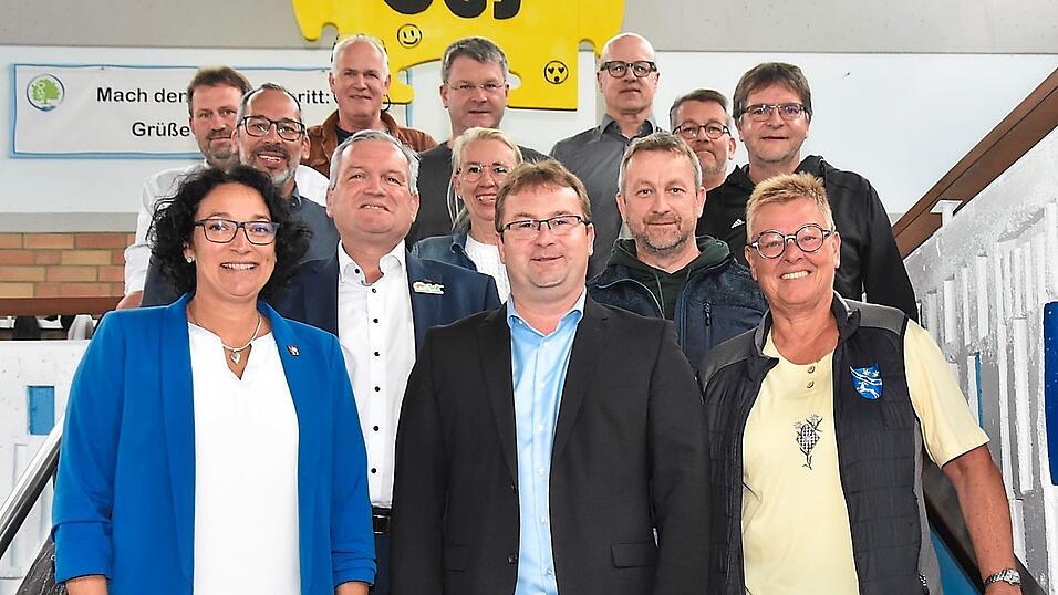 Die Schulverbandsmitglieder f&uuml;r die Mittelschule mit dem Vorsitzenden Stefan Baumgartner (Mitte), Rektor Mario Kleinert (5. v. r.) und Konrektor Markus Fischer (3. v. r.)