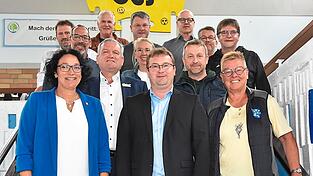 Die Schulverbandsmitglieder f&uuml;r die Mittelschule mit dem Vorsitzenden Stefan Baumgartner (Mitte), Rektor Mario Kleinert (5. v. r.) und Konrektor Markus Fischer (3. v. r.)