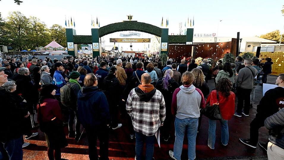 Die Menschen verharrten still im Gedenken an die Toten und Verletzten - und die Ersthelfer, die ebenfalls mit den Folgen leben mussten. Die Menschen verharrten still im Gedenken an die Toten und Verletzten - und die Ersthelfer, die ebenfalls mit den Folgen leben mussten.