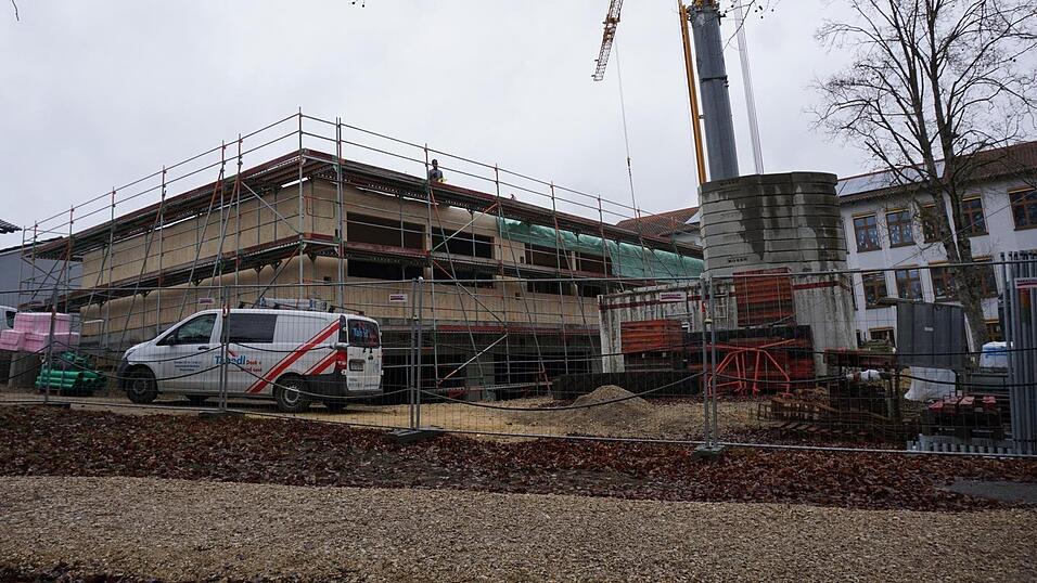 Das Erdgeschoss in Holzständerbauweise steht bereits. Als Dach dient aktuell noch eine Planenkonstruktion. Als Nächstes soll es beim Grundschul-Anbau mit den Fenstern und dem Innenausbau weiter gehen. Das Erdgeschoss in Holzständerbauweise steht bereits. Als Dach dient aktuell noch eine Planenkonstruktion. Als Nächstes soll es beim Grundschul-Anbau mit den Fenstern und dem Innenausbau weiter gehen.