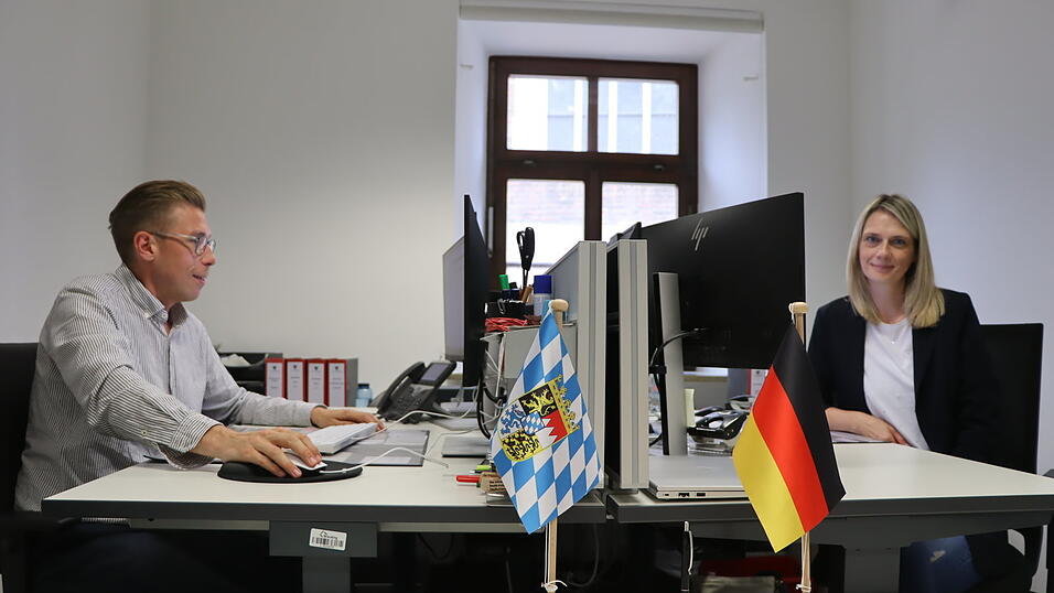 Johann Dilger und Daniela Reimann sind zwei von vier Mitarbeitern des Einwohnermeldeamts, die Einbürgerungsanträge bearbeiten. In der nüchternen Amtsatmosphäre, vor den Fahnen des Freistaats und der Bundesrepublik, legen erfolgreiche Antragsteller ihr Bekenntnis zum deutschen Grundgesetz ab. Johann Dilger und Daniela Reimann sind zwei von vier Mitarbeitern des Einwohnermeldeamts, die Einbürgerungsanträge bearbeiten. In der nüchternen Amtsatmosphäre, vor den Fahnen des Freistaats und der Bundesrepublik, legen erfolgreiche Antragsteller ihr Bekenntnis zum deutschen Grundgesetz ab.