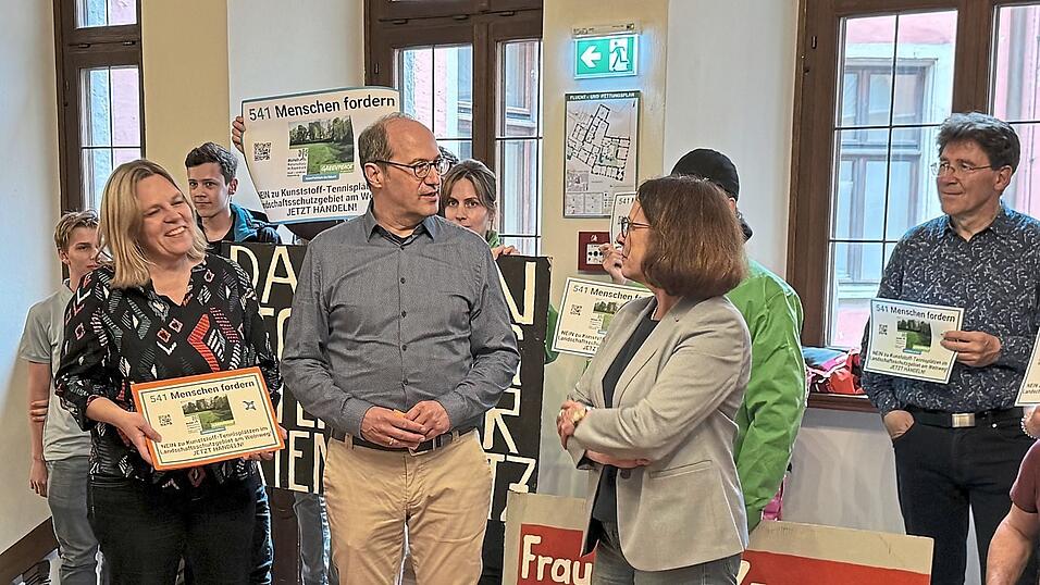 Peter Rosner (Mitte) &uuml;bergab zusammen mit Unterst&uuml;tzern 541 Unterschriften an die OB (Zweite von rechts).