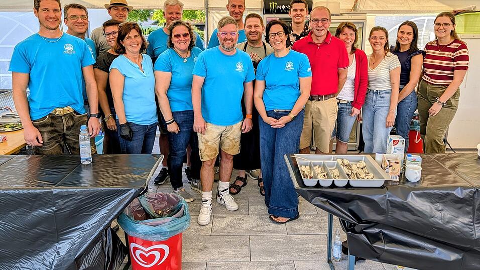 Das Team des Fördervereins „Freibad-4-ever“ und die KLJB Großköllnbach mit Bürgermeister Martin Hiergeist (5. v. r.)