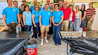 Das Team des Fördervereins „Freibad-4-ever“ und die KLJB Großköllnbach mit Bürgermeister Martin Hiergeist (5. v. r.)