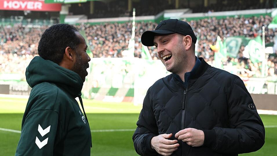 Werder-Trainer Daniel Thioune (l) im Gespr&auml;ch mit dem Ex-Bremern-Coach Ole Werner, der nun RB Leipzig trainiert.