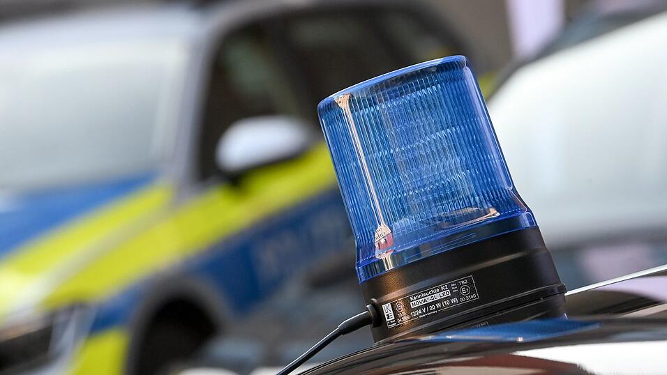 Eine Zivilstreife der Polizei kontrollierte den Anhänger mit dem Bagger. (Symbolbild) Eine Zivilstreife der Polizei kontrollierte den Anhänger mit dem Bagger. (Symbolbild)