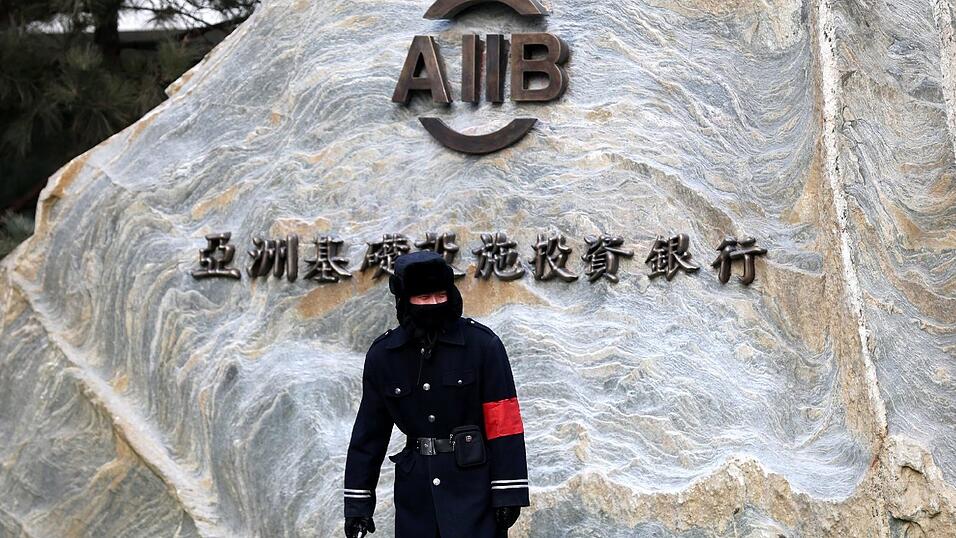 Die Asiatische Infrastruktur-Investitionsbank (AIIB) ist ein diplomatischer Erfolg für China. Nur zwei Jahre hat es seit der Idee von Staats- und Parteichef Xi Jinping gedauert, um das neue globale Finanzorgan aufzubauen. Die Asiatische Infrastruktur-Investitionsbank (AIIB) ist ein diplomatischer Erfolg für China. Nur zwei Jahre hat es seit der Idee von Staats- und Parteichef Xi Jinping gedauert, um das neue globale Finanzorgan aufzubauen.
