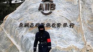 Die Asiatische Infrastruktur-Investitionsbank (AIIB) ist ein diplomatischer Erfolg für China. Nur zwei Jahre hat es seit der Idee von Staats- und Parteichef Xi Jinping gedauert, um das neue globale Finanzorgan aufzubauen. Die Asiatische Infrastruktur-Investitionsbank (AIIB) ist ein diplomatischer Erfolg für China. Nur zwei Jahre hat es seit der Idee von Staats- und Parteichef Xi Jinping gedauert, um das neue globale Finanzorgan aufzubauen.