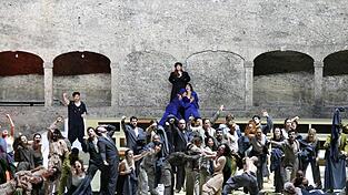 Szenerie mit Anna Maria Chiuri (Una donna, Mitte) w&auml;hrend der Fotoprobe zu 'Intolleranza 1960'