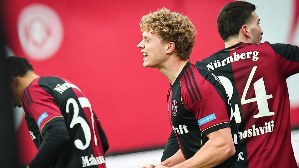 Piet Scobel beim Torjubel. Der 1. FC N&uuml;rnberg setzt auch in Zukunft auf den St&uuml;rmer. (Archivbild)