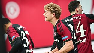 Piet Scobel beim Torjubel. Der 1. FC N&uuml;rnberg setzt auch in Zukunft auf den St&uuml;rmer. (Archivbild)
