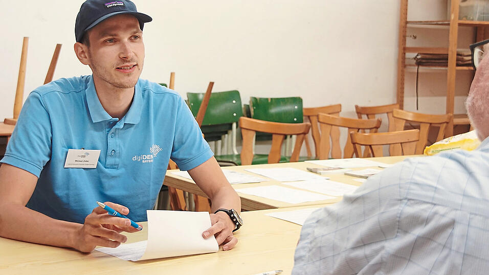Michael Zeiler, wissenschaftlicher Mitarbeiter an der Friedrich-Alexander-Universität, beim Demenztest in Wörth. Michael Zeiler, wissenschaftlicher Mitarbeiter an der Friedrich-Alexander-Universität, beim Demenztest in Wörth.