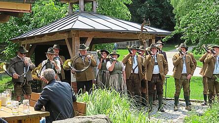 Die Jagdhornbläser der Kreisgruppe Mallersdorf umrahmten den Wildbret-Aktionstag musikalisch.