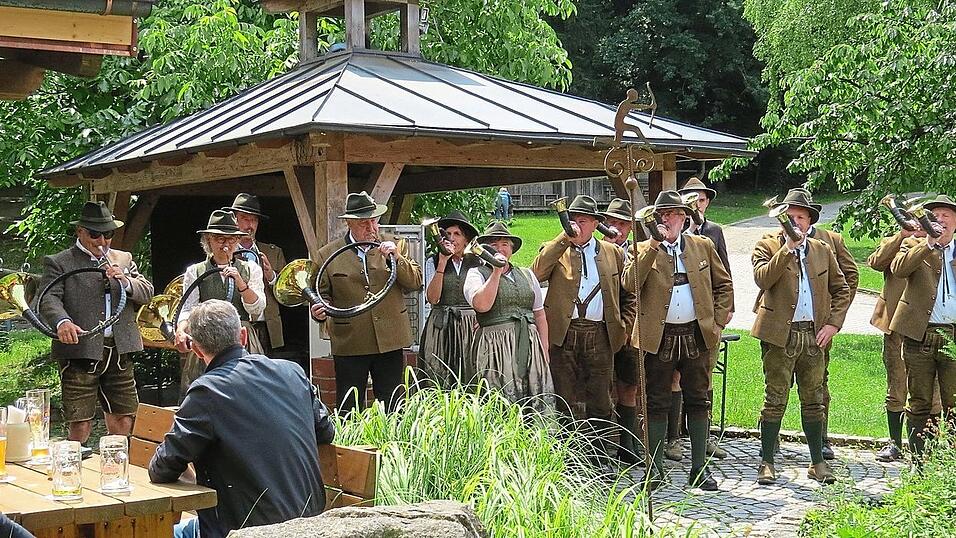 Die Jagdhornbläser der Kreisgruppe Mallersdorf umrahmten den Wildbret-Aktionstag musikalisch.