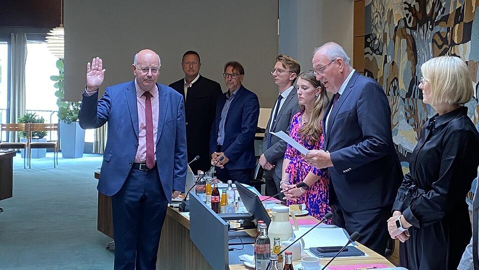 Der Rettenbacher B&uuml;rgermeister Alois Hamperl spricht Landrat Franz L&ouml;ffler die Eidesformel nach.