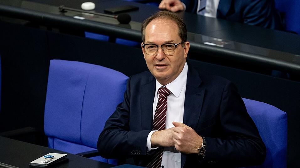 Bundesinnenminister Alexander Dobrindt (CSU) pl&auml;diert f&uuml;r h&auml;rtere Strafen. (Archivbild)