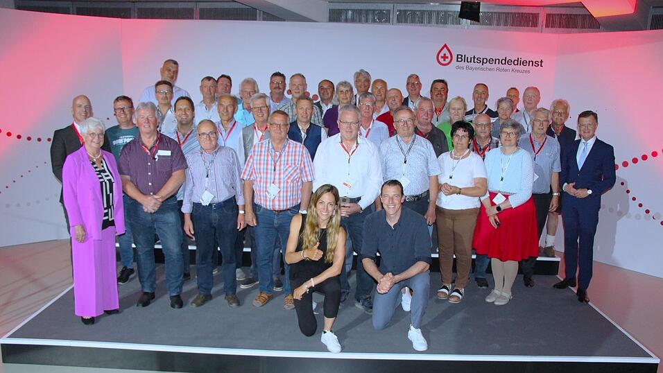 Die fleißiger Spender der neun BRK-Kreisverbände Niederbayerns wurden für 75 Spenden und mehr ausgezeichnet. Um das Engagement zu würdigen, waren DRK-Präsidentin Gerda Hasselfeldt (l.), Blutspendenbotschafter Gela Allmann und Dominik Klein (vorne, kniend) sowie die Geschäftsführer des Blutspendedienstes Georg Götz (v. r.) angereist. Im Bild der Kreisverband Straubing-Bogen Die fleißiger Spender der neun BRK-Kreisverbände Niederbayerns wurden für 75 Spenden und mehr ausgezeichnet. Um das Engagement zu würdigen, waren DRK-Präsidentin Gerda Hasselfeldt (l.), Blutspendenbotschafter Gela Allmann und Dominik Klein (vorne, kniend) sowie die Geschäftsführer des Blutspendedienstes Georg Götz (v. r.) angereist. Im Bild der Kreisverband Straubing-Bogen
