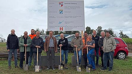 Beim Spatenstich: Matthias Baumgartner (Ingenieurbüro Brunner), Thomas Kapfhammer, Martin Kordick (Firma Haimerl), Peter Schreiner (2. Bürgermeister Kollnburg), Franz Wittmann (Bürgermeister Viechtach), Herbert Preuß (Bürgermeister Kollnburg), Tobias Haimerl (Firma Haimerl), Johann Wagner, Renate Tondar, Tobias Hacker, Michael Paukner und Christian Fries