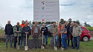 Beim Spatenstich: Matthias Baumgartner (Ingenieurbüro Brunner), Thomas Kapfhammer, Martin Kordick (Firma Haimerl), Peter Schreiner (2. Bürgermeister Kollnburg), Franz Wittmann (Bürgermeister Viechtach), Herbert Preuß (Bürgermeister Kollnburg), Tobias Haimerl (Firma Haimerl), Johann Wagner, Renate Tondar, Tobias Hacker, Michael Paukner und Christian Fries