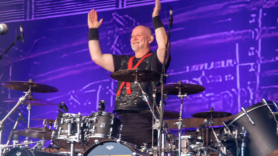 Die Rammstein-Coverband Stahlzeit begeisterte beim Campus Open Air Deggendorfer Fans. Die Rammstein-Coverband Stahlzeit begeisterte beim Campus Open Air Deggendorfer Fans.