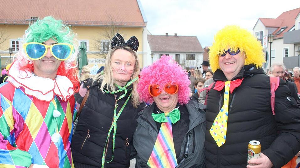 Viele Faschings-Fans haben sich am Samstag den Umzug in Langenbach angesehen. Viele Faschings-Fans haben sich am Samstag den Umzug in Langenbach angesehen.