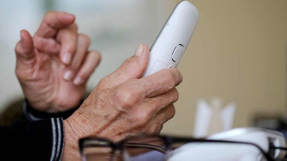 Eine Seniorin erhält mehrere Anrufe von angeblichen Bankmitarbeitern und Polizisten. (Symbolbild) Eine Seniorin erhält mehrere Anrufe von angeblichen Bankmitarbeitern und Polizisten. (Symbolbild)