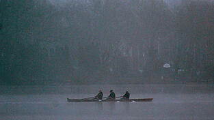 Anders als bei den drei Ruderern im Bild, hatten Herbert Rippaus und seine zwei Deggendorfer Vereinskameraden schönstes Herbstwetter, als sie vorletztes Wochenende durch die Heckwelle eines entgegenkommenden Güterschiffs bei Metten zum Kentern gebracht wurden. (Symbolbild)