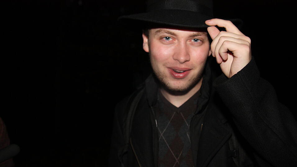 Videojournalist Mathias Adam (21) vor und hinter der Kamera. (Foto: Pfeffer)