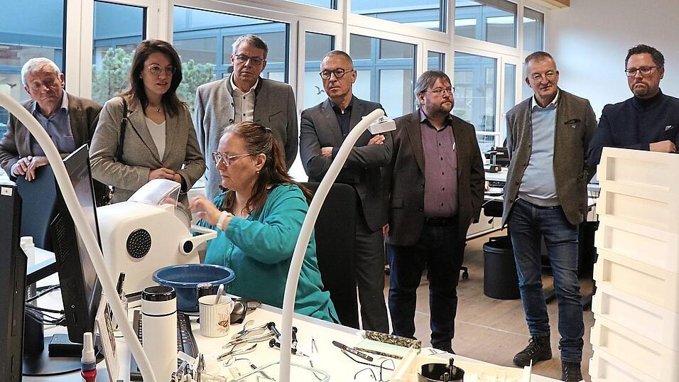 Qualität und Präzision: An diesem Arbeitsplatz werden die Brillen montiert. Qualität und Präzision: An diesem Arbeitsplatz werden die Brillen montiert.