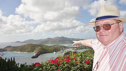 Matthias Lisse alias Mac P. Lorne vor English Harbour (heute Nelson Dockyards). Hier war Lord Nelson drei Jahre Stationskommandant.