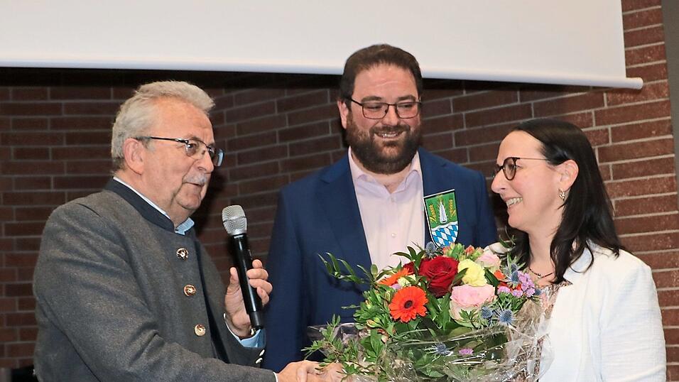 Landrat Josef Laumer gratulierte Brigitte Brunner-Beck, der Ehefrau des k&uuml;nftigen Landrats Tobias Beck, zum Wahlerfolg ihres Mannes: &bdquo;Auch als Ehefrau eines Landrats braucht man gute Nerven.&ldquo;