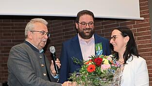 Landrat Josef Laumer gratulierte Brigitte Brunner-Beck, der Ehefrau des k&uuml;nftigen Landrats Tobias Beck, zum Wahlerfolg ihres Mannes: &bdquo;Auch als Ehefrau eines Landrats braucht man gute Nerven.&ldquo;