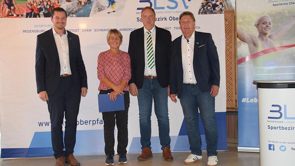 Landrat Christian Schindler, Elisabeth Miedl, FC Boss Christoph Haimerl, BLSV Kreisvorsitzender Hubert Lauerer. Landrat Christian Schindler, Elisabeth Miedl, FC Boss Christoph Haimerl, BLSV Kreisvorsitzender Hubert Lauerer.