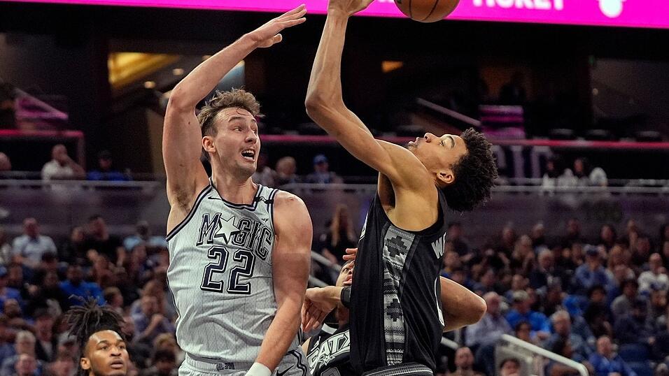 Franz Wagner (l) f&uuml;hrte die Orlando Magic zum Erfolg gegen die San Antonio Spurs um Victor Wembanyama.