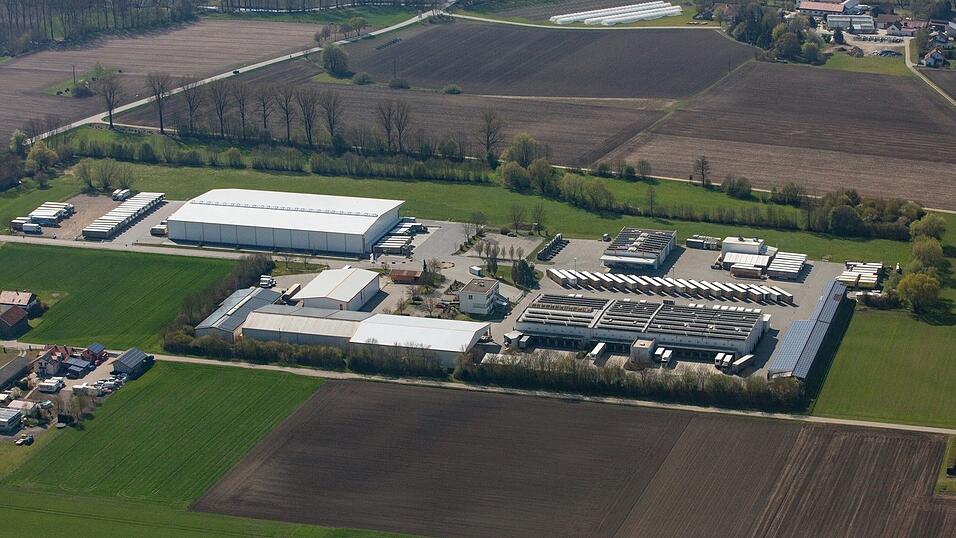 Die Spedition Niedermaier plant im Gebiet 'Oberes Moos' den Bau einer neuen Logisitikhalle, der nächstes Jahr abgeschlossen sein soll. Die Spedition Niedermaier plant im Gebiet 'Oberes Moos' den Bau einer neuen Logisitikhalle, der nächstes Jahr abgeschlossen sein soll.