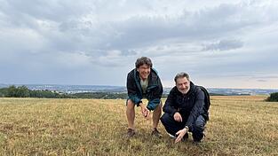 Raimund Schoberer (links) und Albrecht Muscholl-Silberhorn vom Bund Naturschutz stehen auf jener Wiese, die die Stadt 2022 f&uuml;r ein k&uuml;nftiges Baugebiet erworben hat.