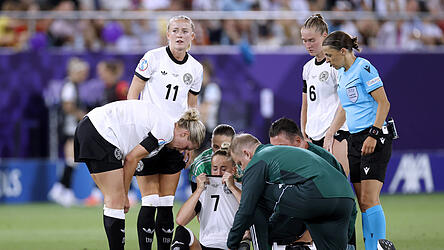 Bei weiblichen Fußballprofis sind Kreuzbandverletzungen keine Seltenheit. Nationalspielerin Giulia Gwinn vom FC Bayern (in Weiß, sitzend) hat sich in ihrer Karriere bereits zwei Mal das Kreuzband gerissen.  