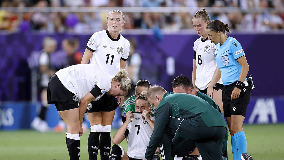Bei weiblichen Fußballprofis sind Kreuzbandverletzungen keine Seltenheit. Nationalspielerin Giulia Gwinn vom FC Bayern (in Weiß, sitzend) hat sich in ihrer Karriere bereits zwei Mal das Kreuzband gerissen.   Bei weiblichen Fußballprofis sind Kreuzbandverletzungen keine Seltenheit. Nationalspielerin Giulia Gwinn vom FC Bayern (in Weiß, sitzend) hat sich in ihrer Karriere bereits zwei Mal das Kreuzband gerissen.