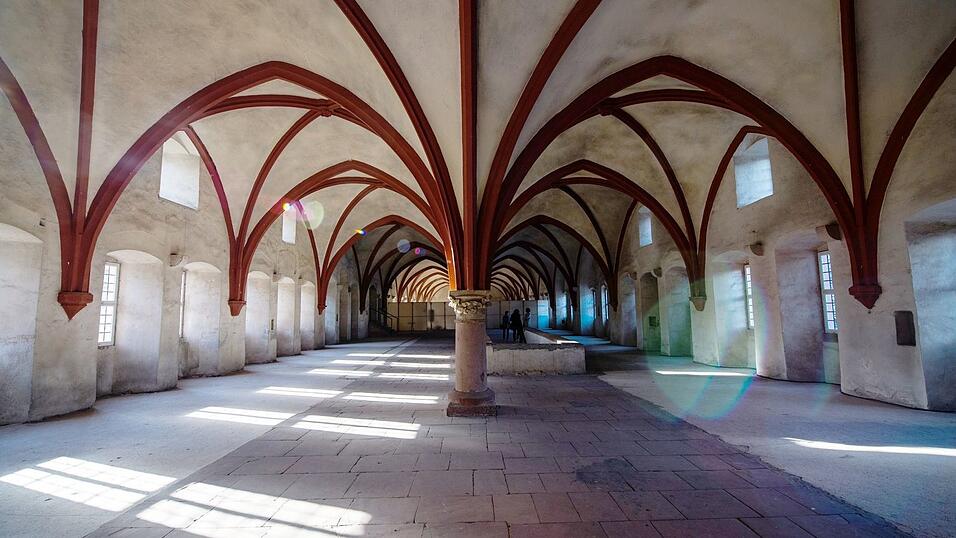 Das Kloster Eberbach ist zugleich ein Touristenmagnet und Hessens Staatsweingut. (Archivbild)