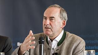 Weber „produziert gemeinsam mit Frau von der Leyen Probleme am laufenden Band für Deutschland“, wütet Wirtschaftsminister Hubert Aiwanger. Weber „produziert gemeinsam mit Frau von der Leyen Probleme am laufenden Band für Deutschland“, wütet Wirtschaftsminister Hubert Aiwanger.