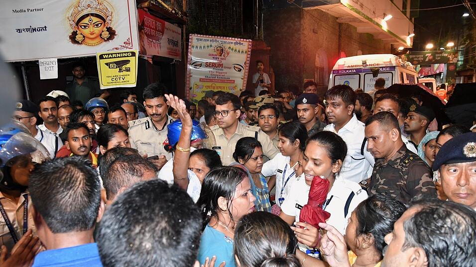 Während des Hindu-Fests Durga Puja kam es zu einem tödlichen Gedränge. Während des Hindu-Fests Durga Puja kam es zu einem tödlichen Gedränge.