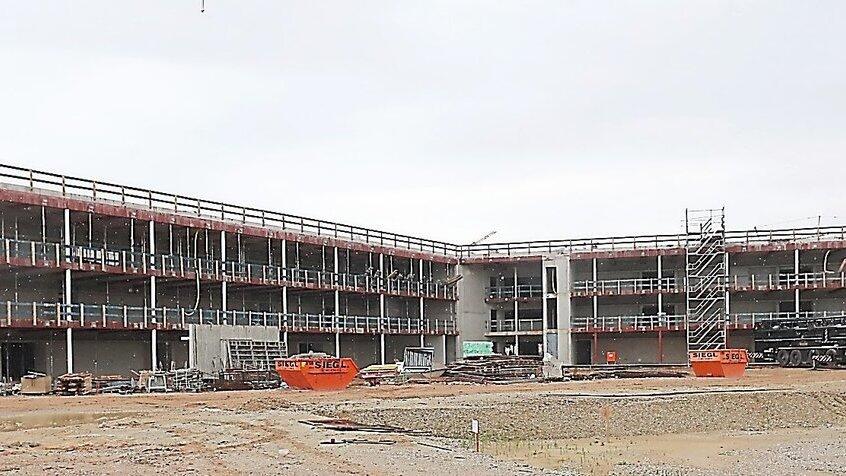Im September 2024 soll die neue Staatliche Realschule in Betrieb genommen werden. 'Wir sind zuversichtlich, dass das klappt', sagt Architekt Sebastian Kittelberger. Im September 2024 soll die neue Staatliche Realschule in Betrieb genommen werden. 'Wir sind zuversichtlich, dass das klappt', sagt Architekt Sebastian Kittelberger.
