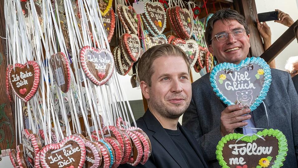 Kevin Kühnert (l), Generalsekretär der SPD, und Florian von Brunn (r), Vorsitzender der Bayern-SPD, halten vor Beginn des Politischen Frühschoppen auf dem Gillamoos-Volksfest Lebkuchenherz mit der Aufschrift 'Viel Glück' und 'Follow me' in den Händen. Kevin Kühnert (l), Generalsekretär der SPD, und Florian von Brunn (r), Vorsitzender der Bayern-SPD, halten vor Beginn des Politischen Frühschoppen auf dem Gillamoos-Volksfest Lebkuchenherz mit der Aufschrift 'Viel Glück' und 'Follow me' in den Händen.