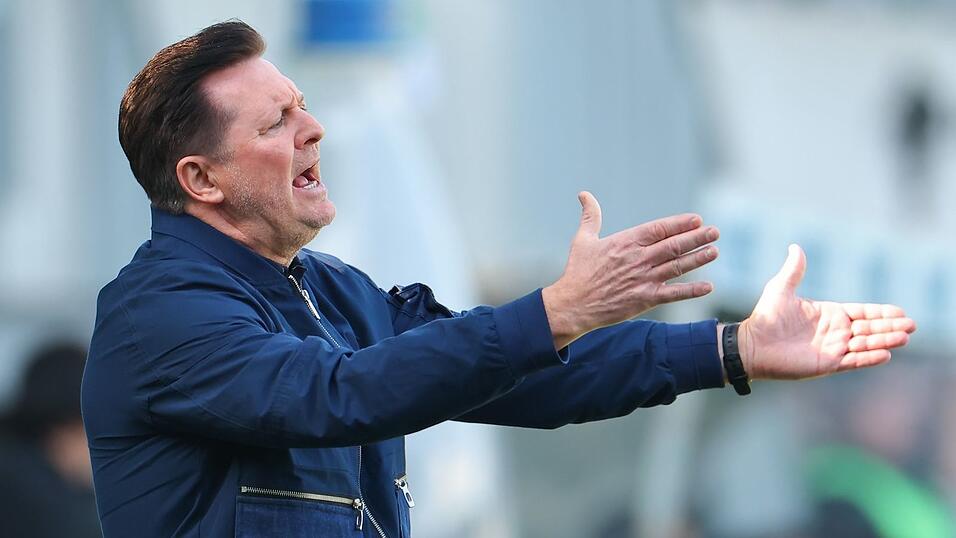 Magdeburgs Trainer Christian Titz in Aktion am Spielfeldrand.