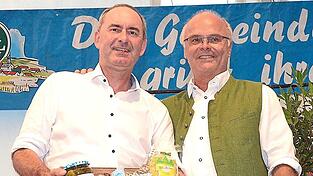 Von Bürgermeister Robert Spindler gab es für den Wirtschaftsminister einen Geschenkkorb.