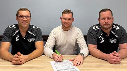 Stefan Pleintinger (l.) und Sven Arendt (r.) von der SG Dornach/Ro&szlig;bach freuen sich, dass sich Andre Vogel (Mitte) f&uuml;r ein Engagement als Trainer bei der Spielgemeinschaft entschlossen hat.