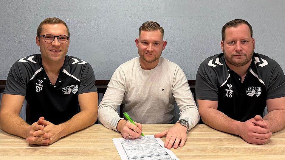 Stefan Pleintinger (l.) und Sven Arendt (r.) von der SG Dornach/Ro&szlig;bach freuen sich, dass sich Andre Vogel (Mitte) f&uuml;r ein Engagement als Trainer bei der Spielgemeinschaft entschlossen hat.